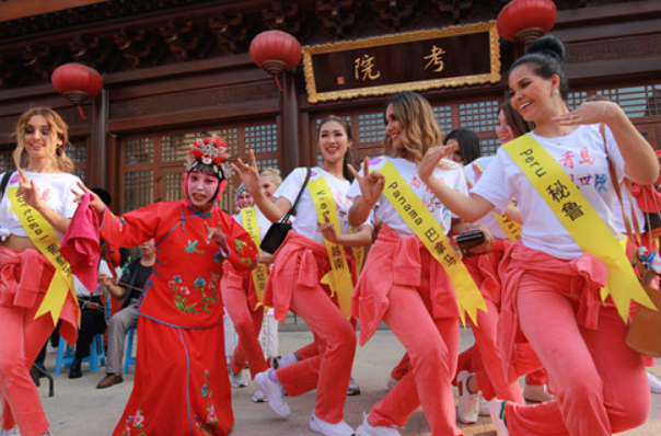 67名世界旅游小姐齐聚即墨古城，中国文化“俘获”佳丽芳心