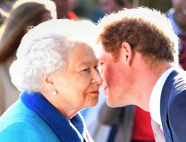 伊丽莎白女王与哈里王子进行了长达4个小时的“促膝长谈” 表示欢迎他和梅根在未来随时回归王室